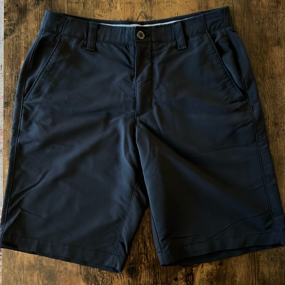 Under Armour Size 32 Black Shorts